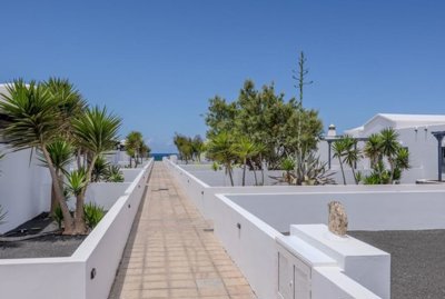 Front line bungalow with communal pool at Coral Beach in Playa Blanca