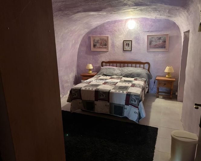 Image No.10-6 Bed Property for sale