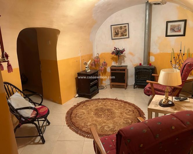 Image No.14-6 Bed Property for sale