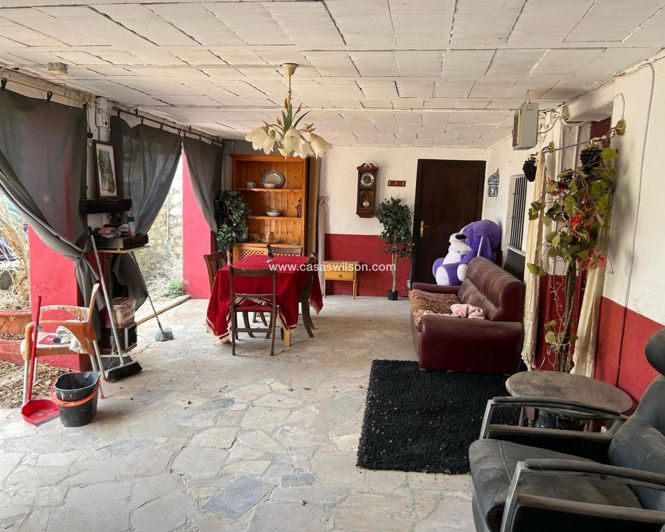 Image No.4-6 Bed Property for sale