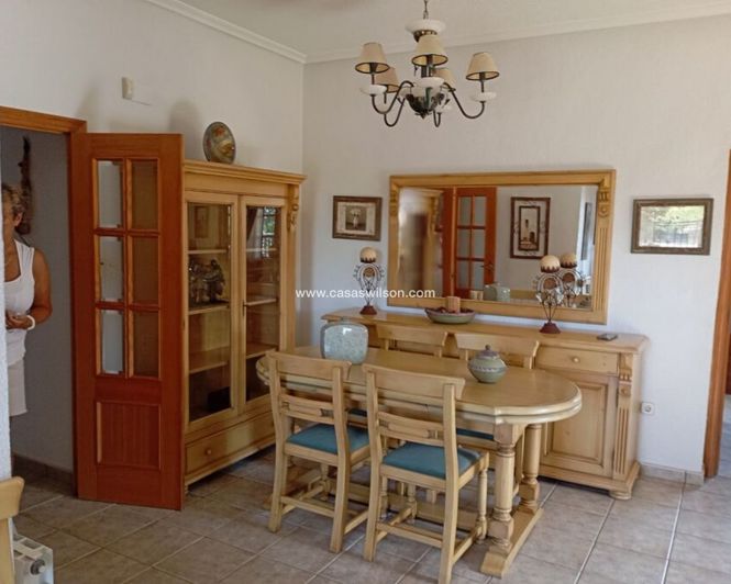 Image No.2-4 Bed Property for sale