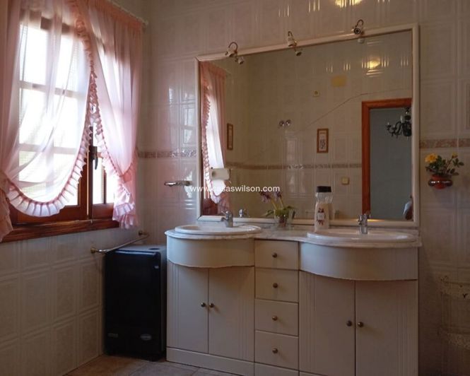 Image No.22-4 Bed Property for sale