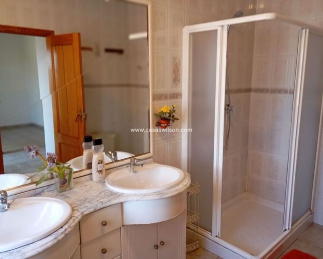 Image No.26-4 Bed Property for sale