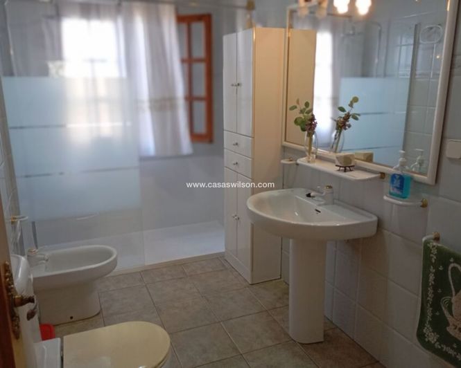 Image No.28-4 Bed Property for sale