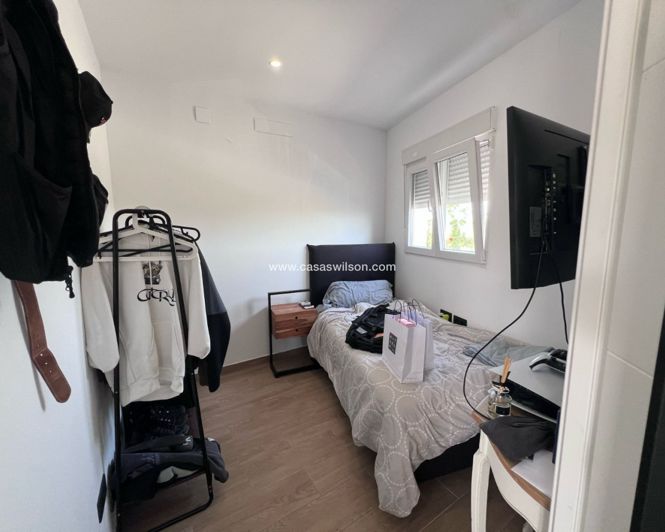 Image No.13-4 Bed Townhouse for sale