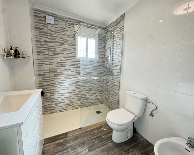 Image No.9-4 Bed Villa for sale