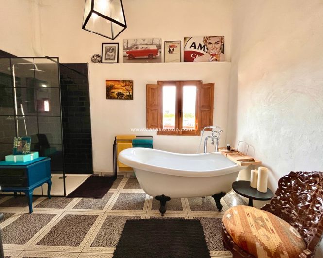 Image No.12-3 Bed Property for sale