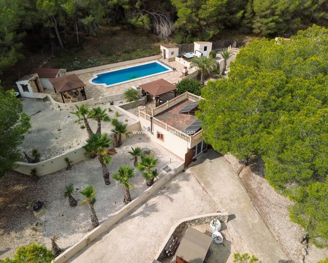 Image No.1-4 Bed Property for sale