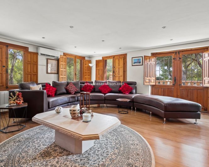 Image No.10-4 Bed Property for sale