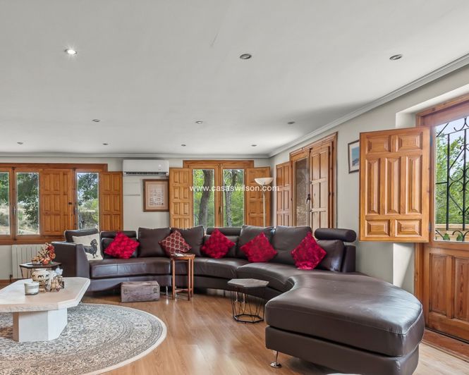 Image No.11-4 Bed Property for sale