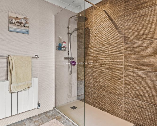 Image No.17-4 Bed Property for sale