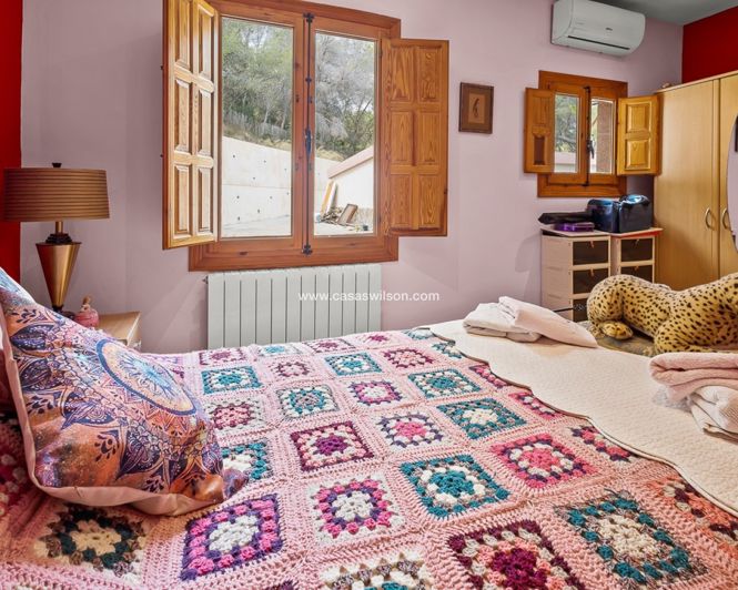 Image No.22-4 Bed Property for sale