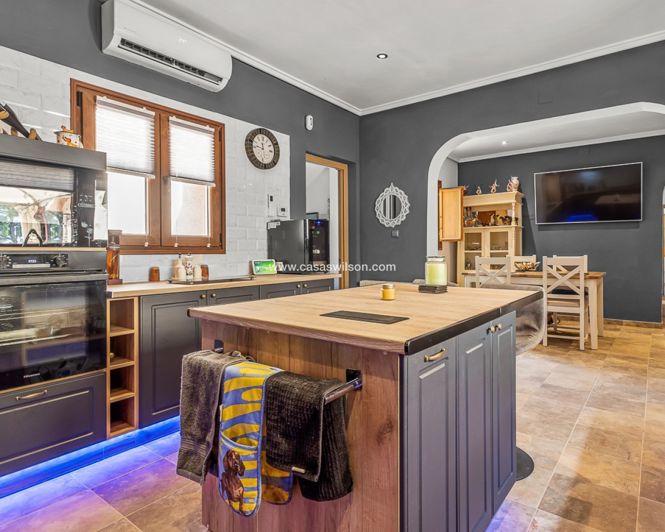 Image No.6-4 Bed Property for sale