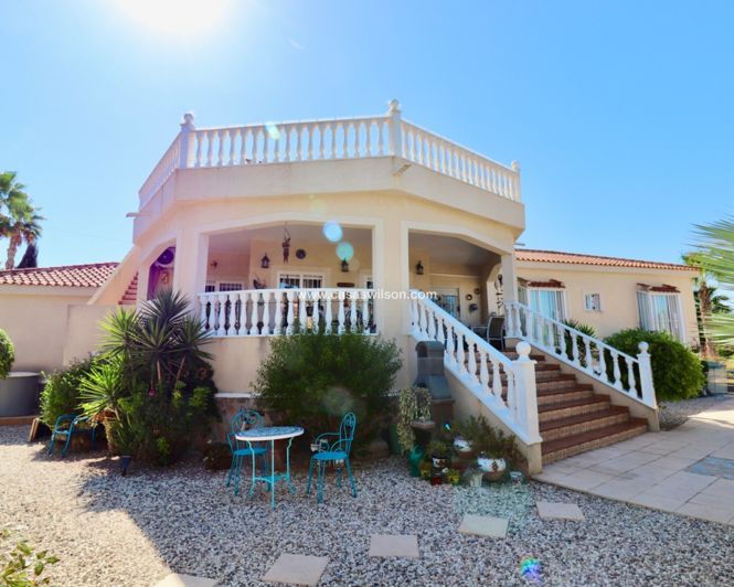 Image No.1-4 Bed Property for sale