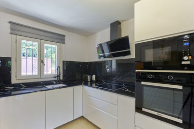 10-bb915d1cb19341576dcdc994b81ab9c5