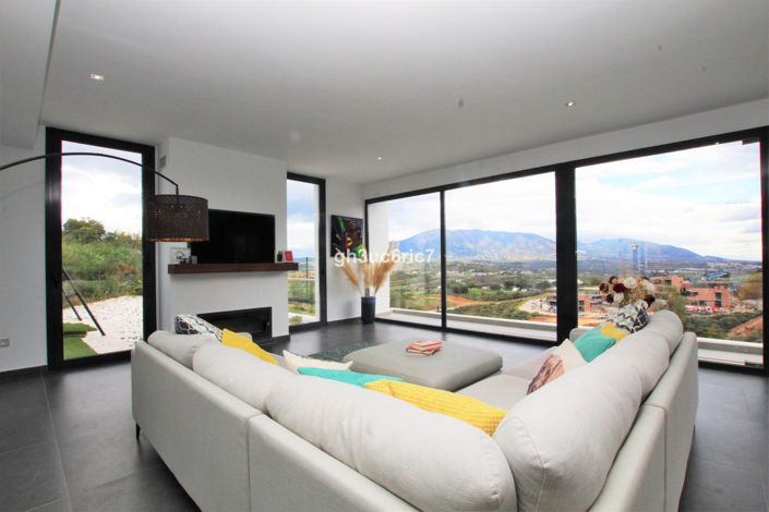 Image No.2-4 Bed Villa for sale