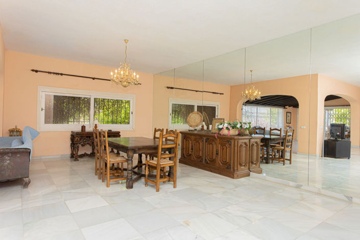 Image No.4-8 Bed Villa for sale