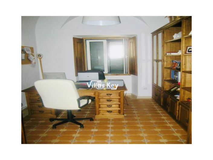 Image No.6-4 Bed House for sale