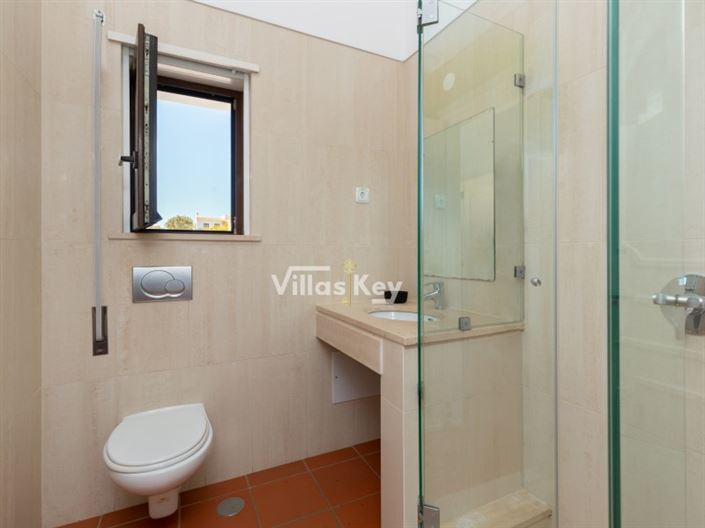 Image No.18-4 Bed House for sale