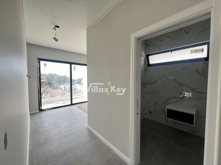 Image No.16-4 Bed House for sale