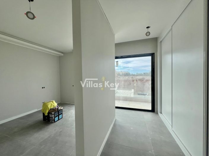 Image No.17-4 Bed House for sale