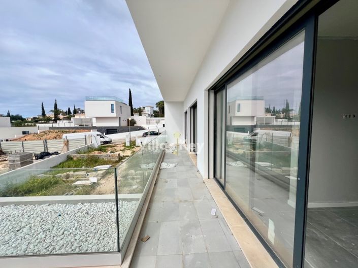 Image No.18-4 Bed House for sale