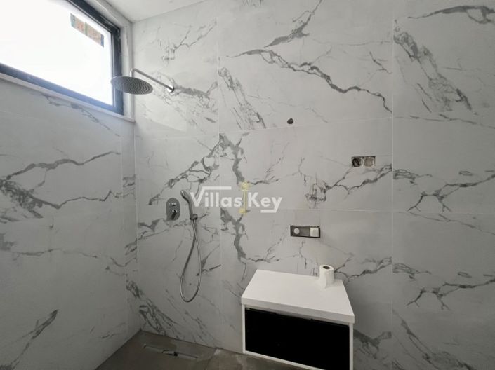 Image No.25-4 Bed House for sale