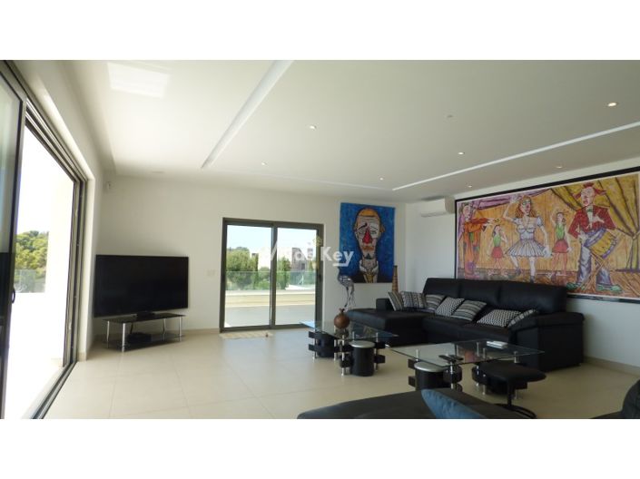 Image No.18-5 Bed House for sale