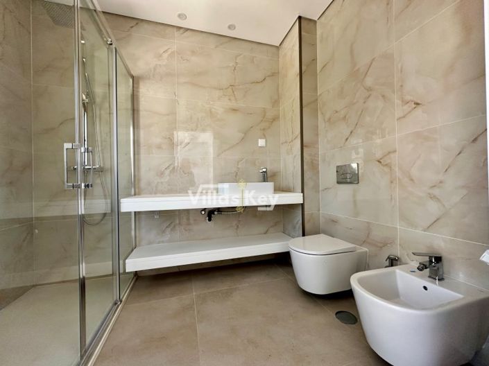 Image No.26-6 Bed Commercial for sale