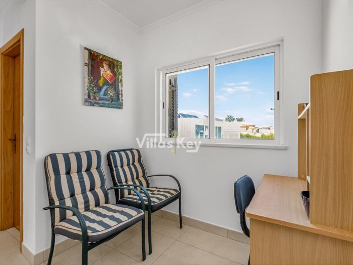 Image No.17-4 Bed House for sale