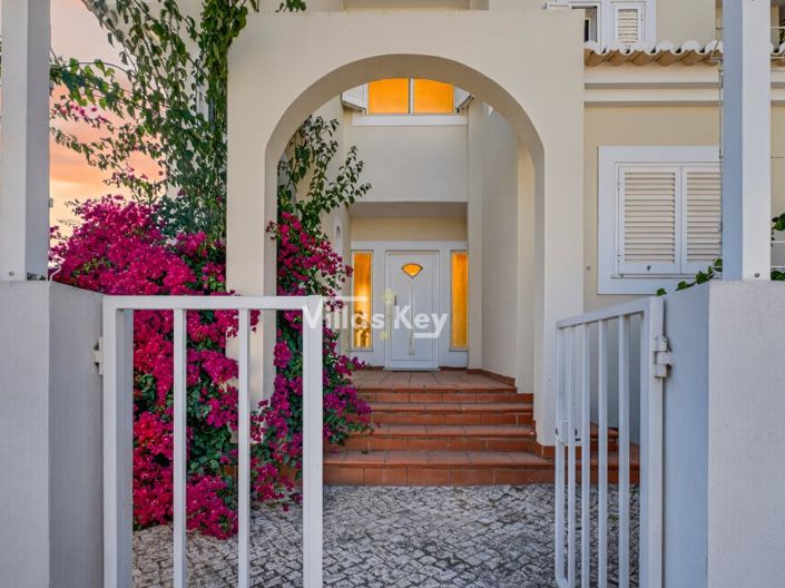 Image No.2-4 Bed House for sale