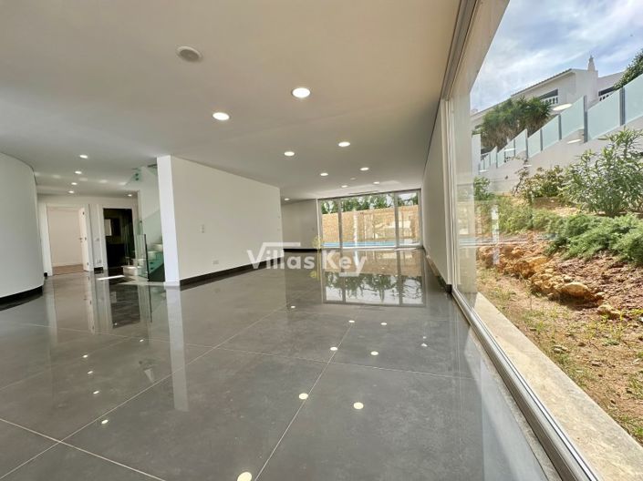 Image No.18-4 Bed House for sale