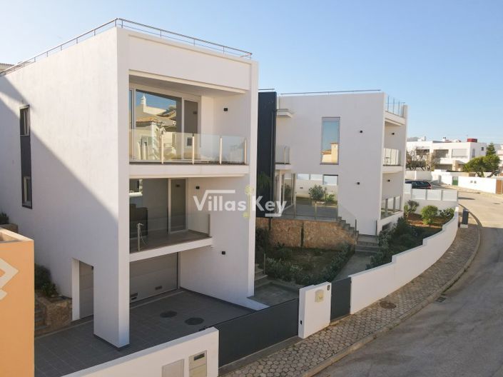 Image No.2-4 Bed House for sale