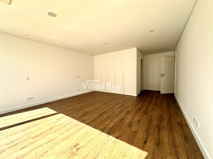 Image No.21-4 Bed House for sale