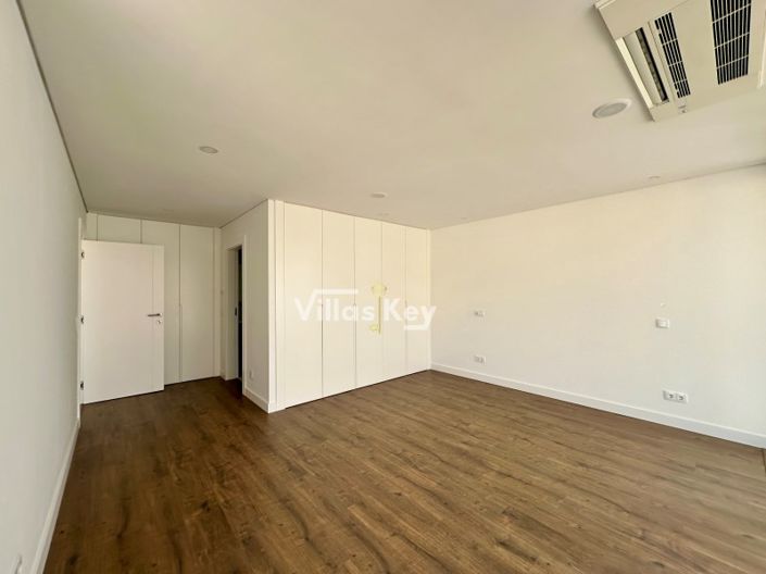 Image No.26-4 Bed House for sale