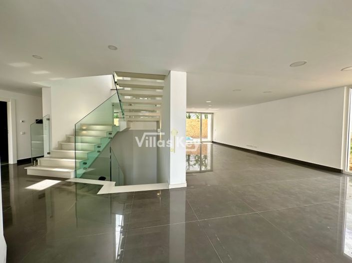 Image No.9-4 Bed House for sale