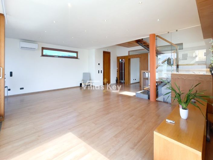 Image No.10-3 Bed House for sale