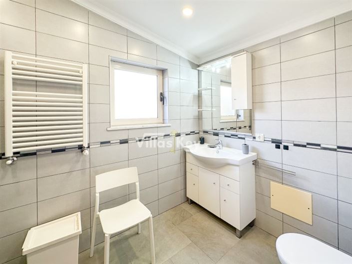 Image No.18-4 Bed House for sale