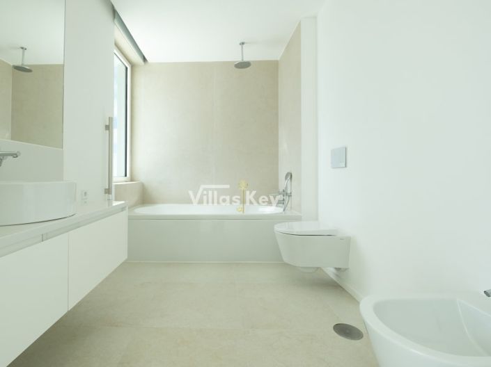 Image No.21-3 Bed House for sale