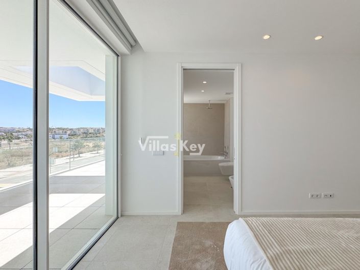 Image No.17-3 Bed House for sale