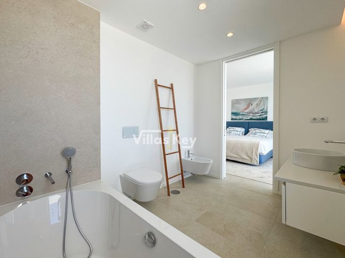 Image No.18-3 Bed House for sale