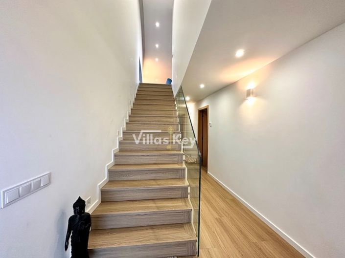 Image No.8-5 Bed House for sale