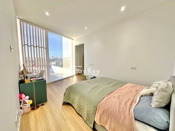 Image No.18-5 Bed House for sale