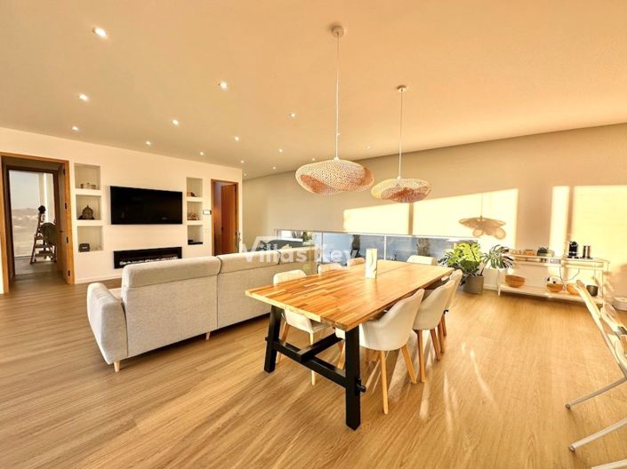 Image No.5-5 Bed House for sale