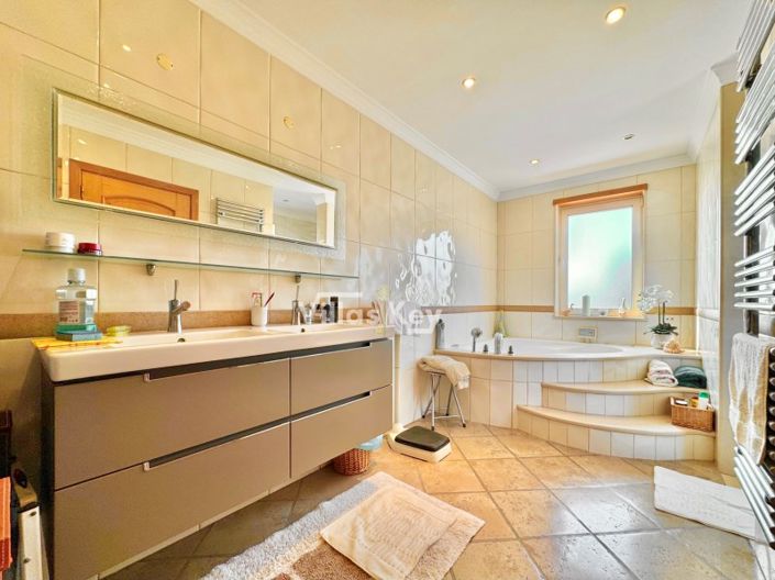 Image No.18-3 Bed House for sale