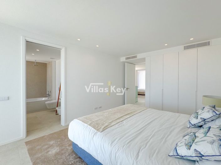 Image No.10-3 Bed House for sale