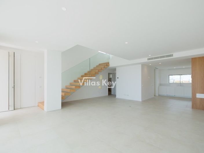 Image No.2-3 Bed House for sale