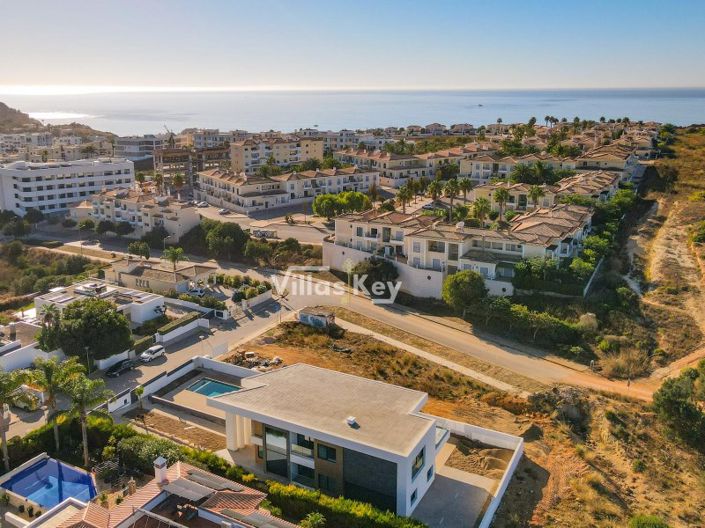 Image No.10-3 Bed House for sale