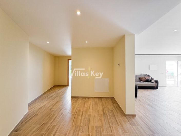 Image No.8-2 Bed House for sale