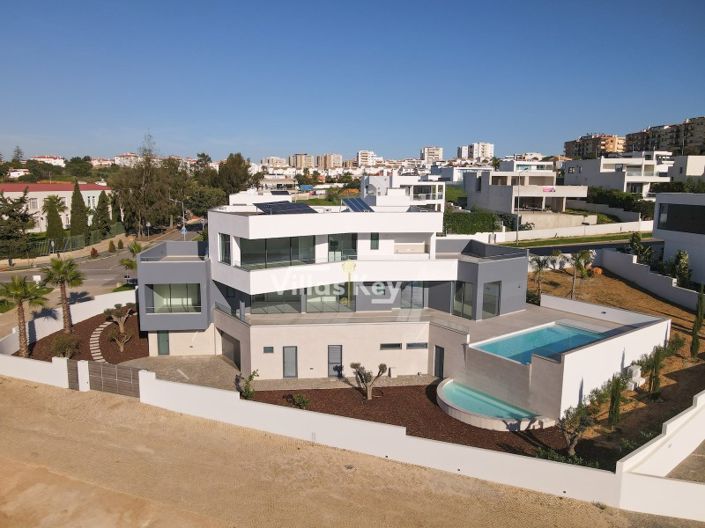 Image No.1-4 Bed House for sale